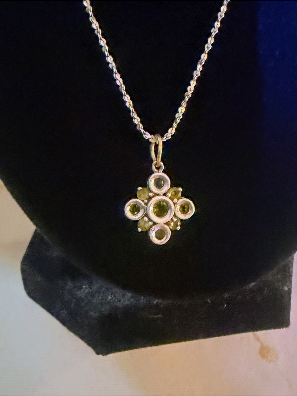 Beautiful flower shaped Peridot necklace w/sterling silver chain stamped/signed